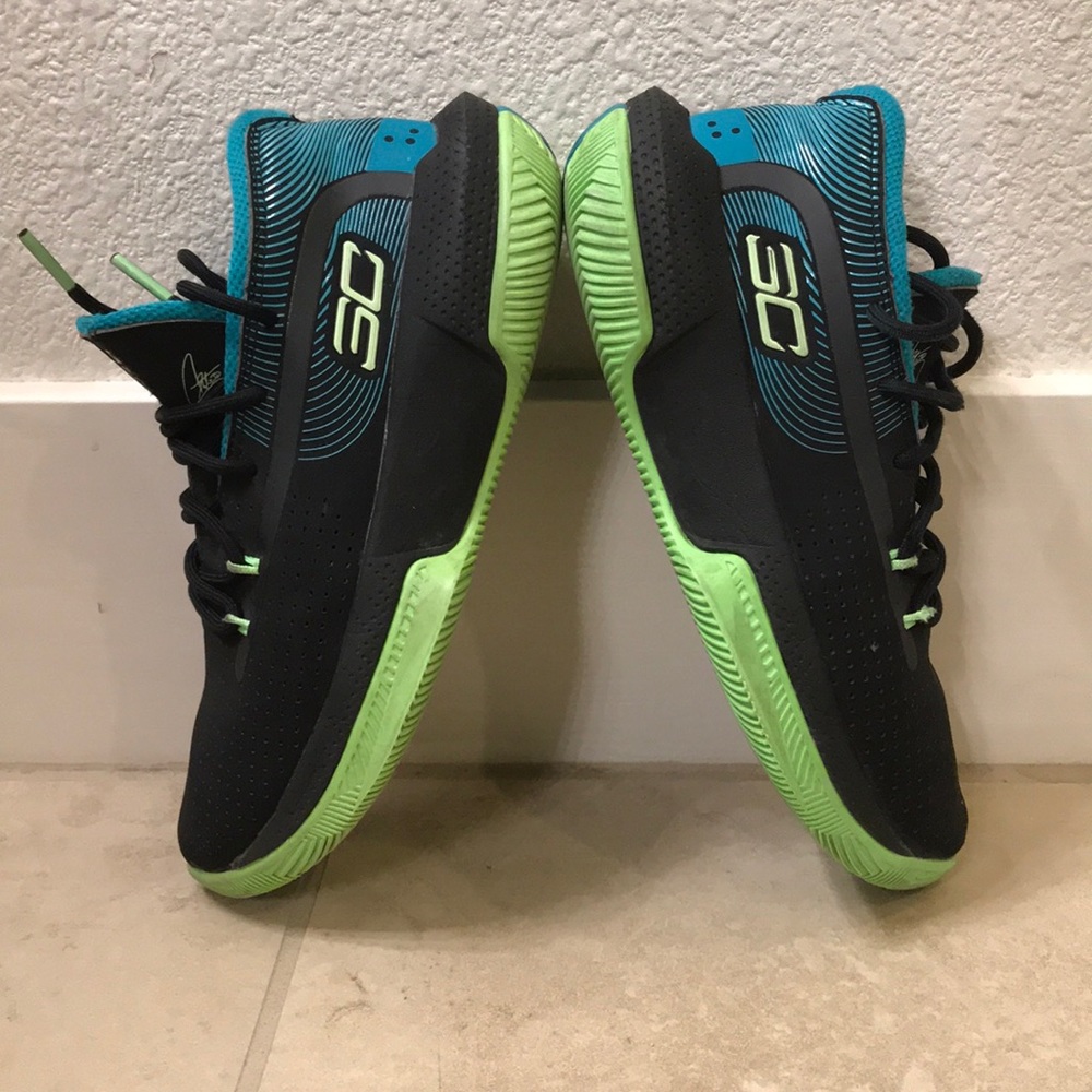 UA SC Curry kids shoes sz 2 green/black